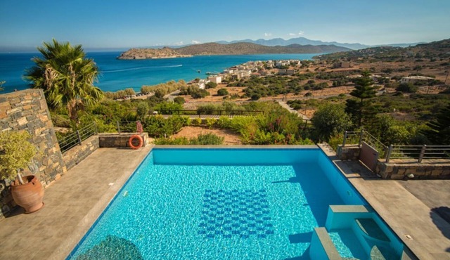 3 bedroom Villa very close to the beach in Plaka