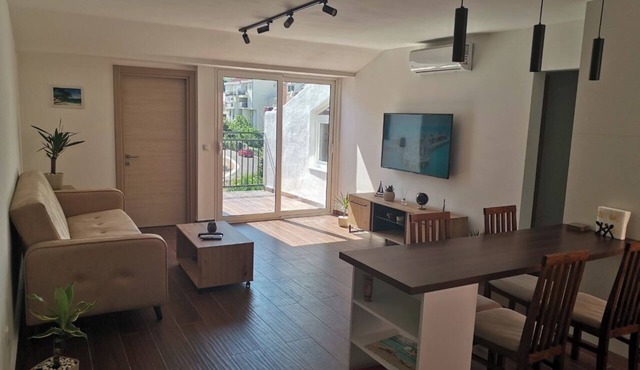 3 Min Walk to Beach Spacious 3BR Flat with Balcony Parking