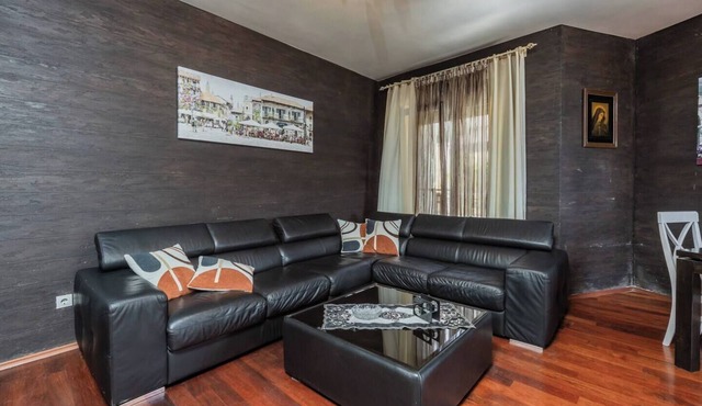 3BR Apartment with Free Pool and Parking Dobrota