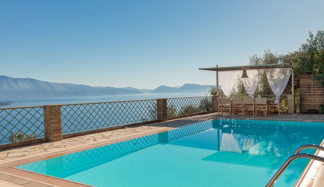4 bedroom/6 bathr Villa/private pool/breathtaking sea views/6mins from beach