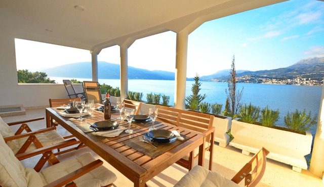 4-bedroom beachfront Villa in peaceful Rose with sea view