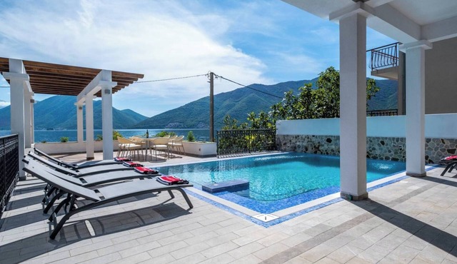 4-bedroom villa in wonderful Strp, Kotor with WiFi, fitness room