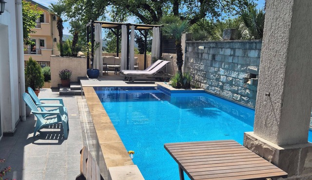 4 bedroom villa with pool
