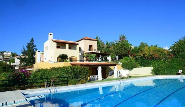 5 bedrooms (shared pool with 1 house)
