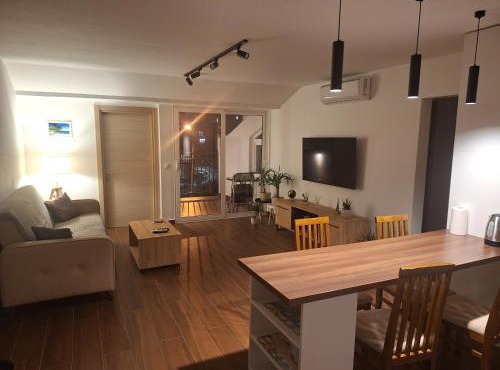 5 Min Walk to Beach Spacious 3BR Flat with Balcony Parking