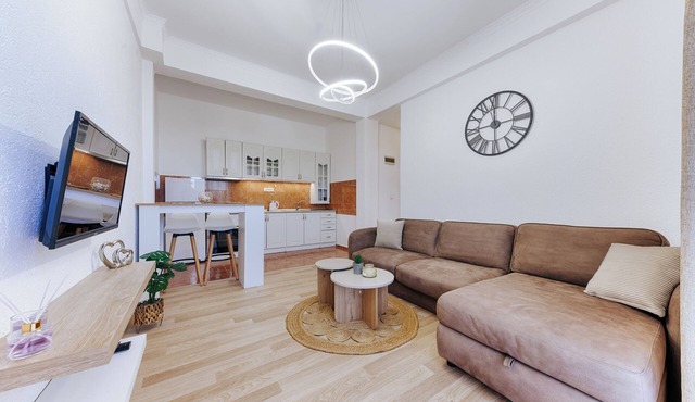 5 minutes to the beaches and nice restaurants ! Family apartment w/sea view.