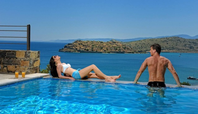 6 bedrooms villa next to the beach sleeps 12 in Plaka