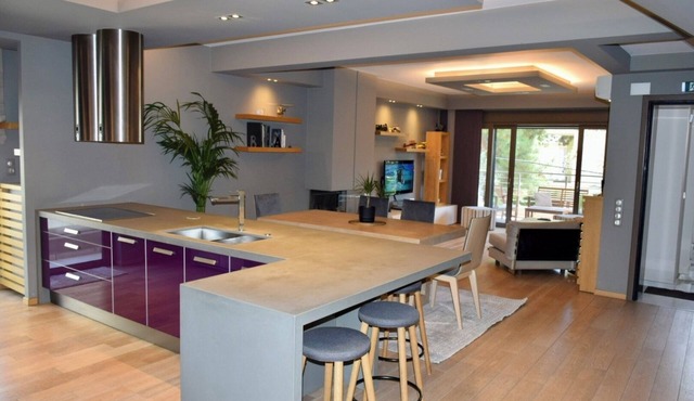 A modern famly 2store apartment near city center with easy access to metro.