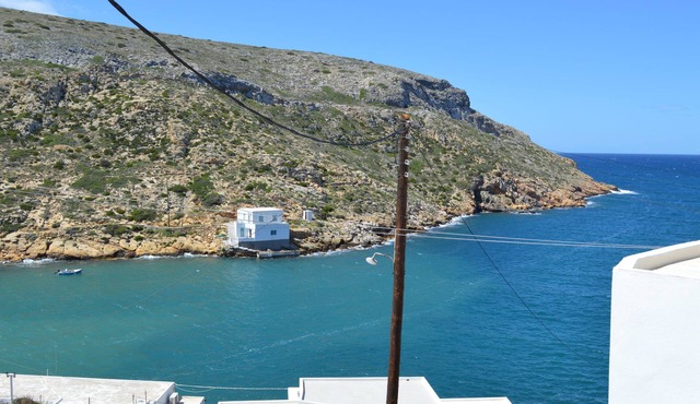 A spectacular and charming house in the village of Keronissos on Sifnos, right by the sea in Cherronisos