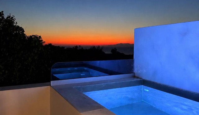 Acanthus Oia - Suites With Private Hot Tub in Oia