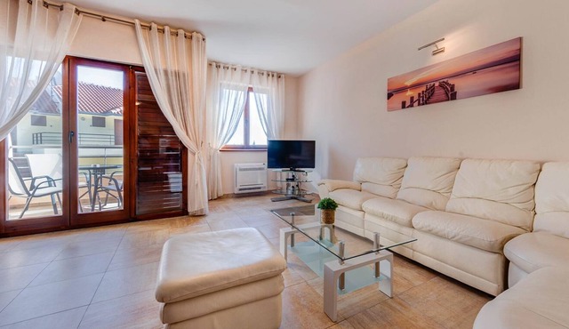 Adria Port 3BD Apartment with Pool and Sea View
