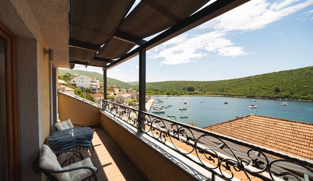 ADRIA – Seafront Luxury Villa with Sauna & Gym
