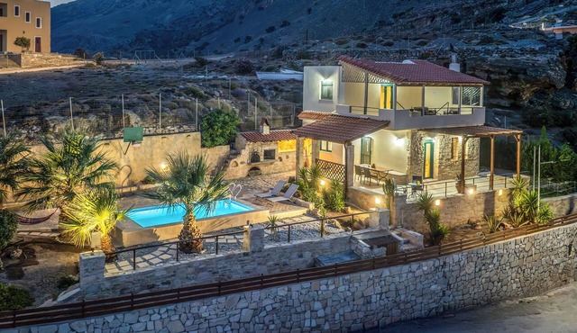 Aeriko Villa with Private pool - Where mountains meet the sea in Heraklion