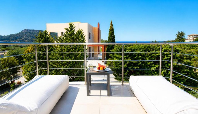 'Aetheria'- rooftop resort with sea view in Kremasti