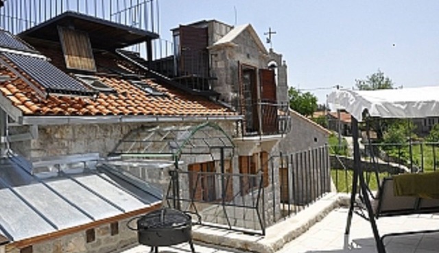 Altes Steinhaus auf offenerSeeseite von Lustica mit Garten, ruhige Lage