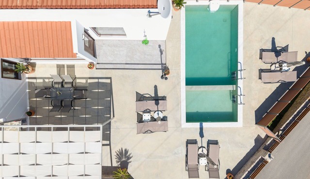 Altura Villa,Private Pool , one storey , for Up to 7 geusts in Saitoures