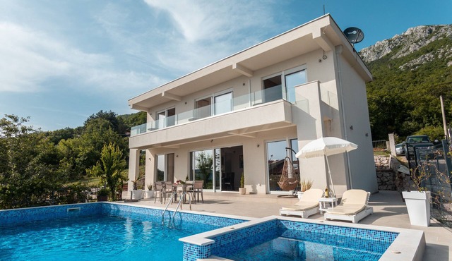 Amazing 3 bedroom home w/pool in Budva