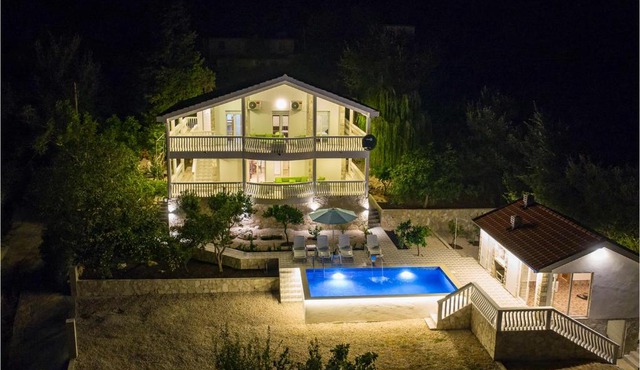 Amazing home in Herceg Novi with 4 Bedrooms, Sauna and WiFi