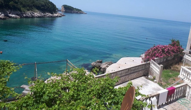 An ideal place to rest and fishing on the foam from the sea.