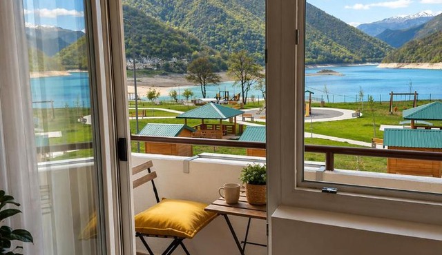 Apartment Lake story