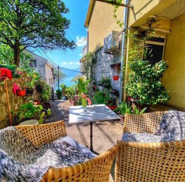 Apartment on the shore of the bay of Kotor with free Wi-Fi