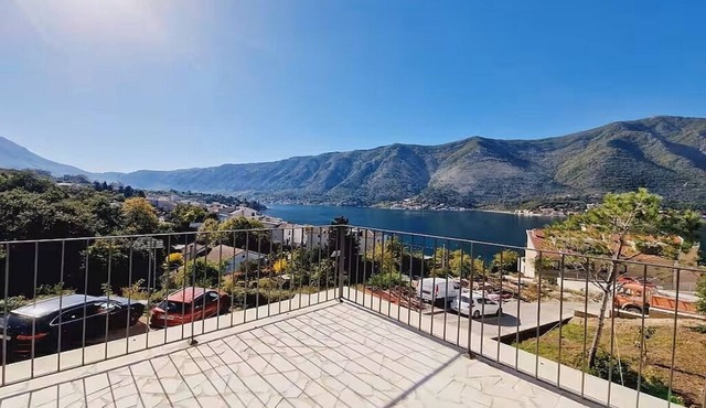 Apartment with 2 bd and big terrace in Dobrota