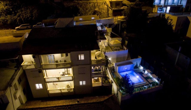 Apartment with pool and sea view
