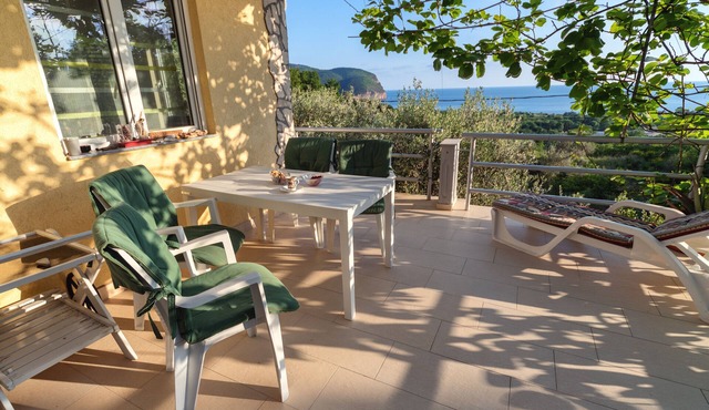 Apartment with sea view and pool - lemon garden