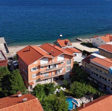 Apartment with swimming pool Bijela