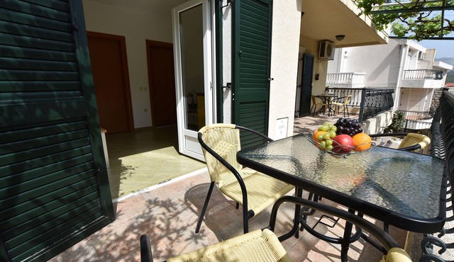 Apartments and Rooms Iva (61261-A1) - Petrovac