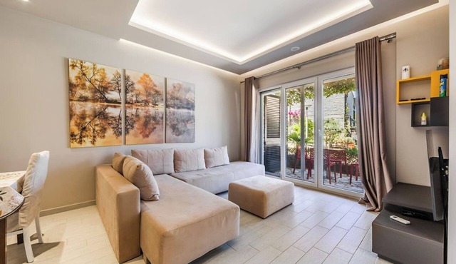 Aquamarine Poolside Apartment | 1BR & Free Parking by PikHost