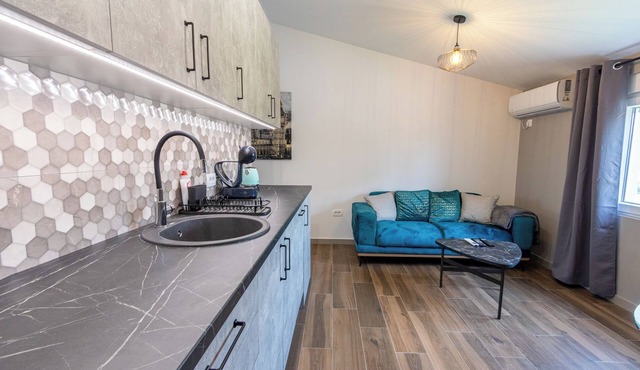 Art deco-inspired apartment in a quiet area near the Airport