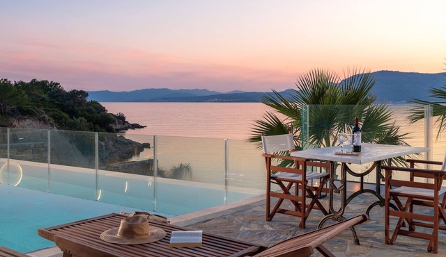 Arte Pefki Beachfront Suites