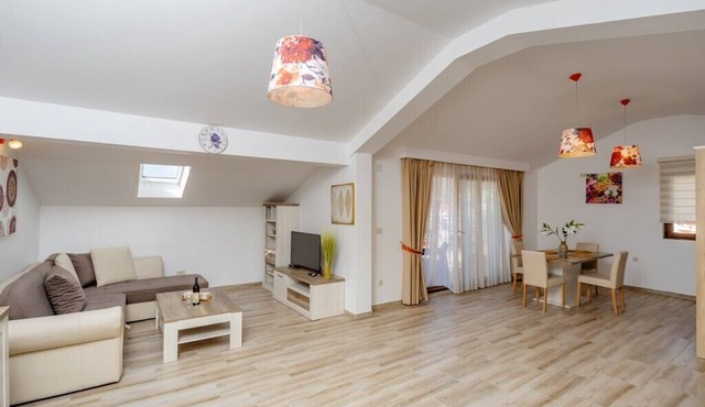 Arvala Apartments - Deluxe apartment with side sea view