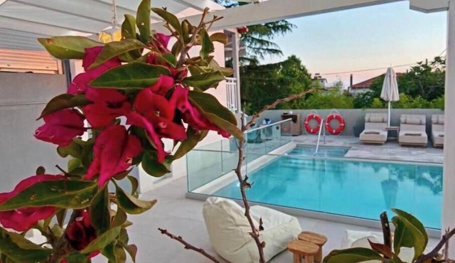 Astre King Suite with Infinity heated Pool