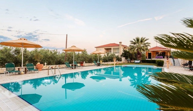 Astros Idyllic Retreat - Dukes Poolside Home