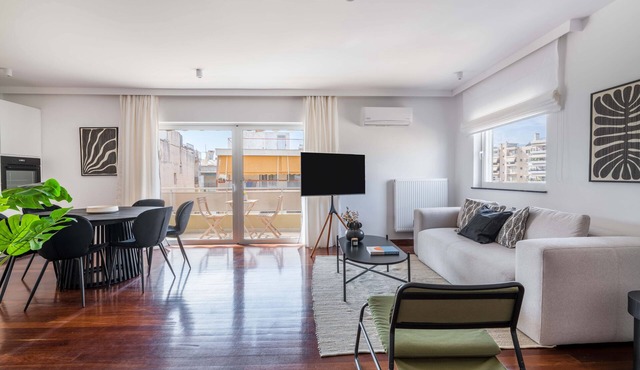 Athenian 3BR seaside property in Alimos