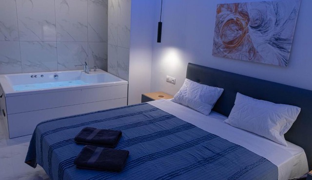 Athens Jacuzzi apartment