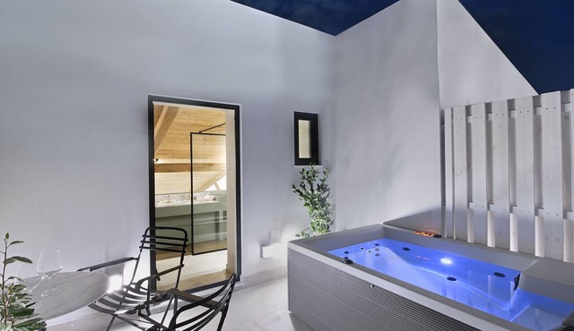 Athinaidos Platinum Loft by K&K