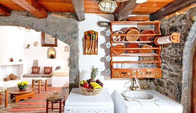 Authentisches kretisches Steinhaus Clio mit Aussicht by Interhome in Plaka
