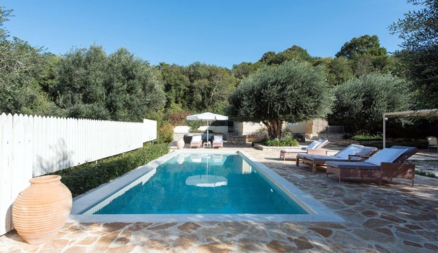 Avlaki Bay cottage, among olive trees and old wood, quiet still 90mt from beach. in Kassiopi
