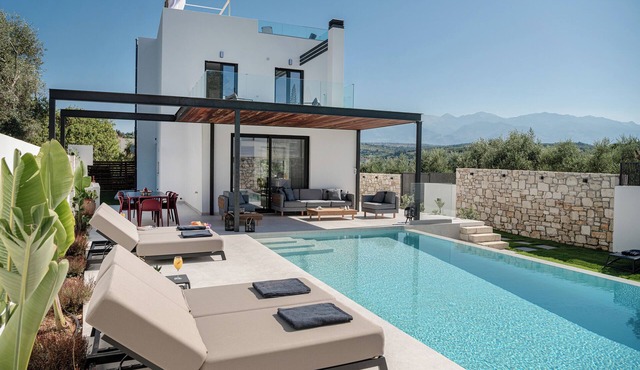 AVRILIA SEASIDE VILLA ,140 MTRS FROM BEACH, HEATED POOL, , JACUZZI, GARDEN in Almyrida