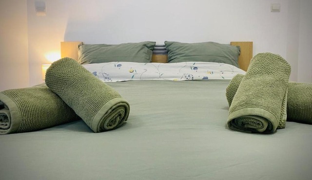 Azure Flat, Newly Renovated and Quiet, 1' to Metro in Athens