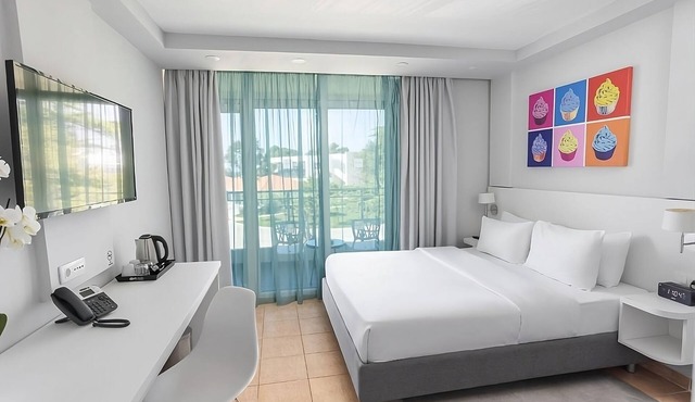Beach Break! FOUR Relaxing 2BR Suites, Outdoor Swimming Pools, Kid's Playground!