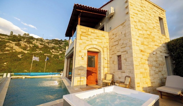 Beach front villa★Heated Pool★Gym & Sauna★Walk to market/restaurant/bar★Jacuzzi in Almyrida