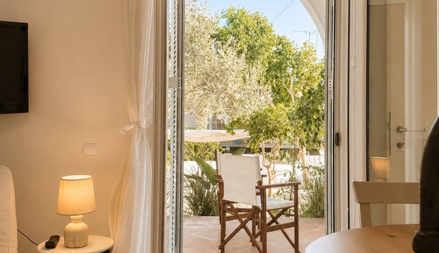 Beachfront Apartment with a View of the Garden in Vivari