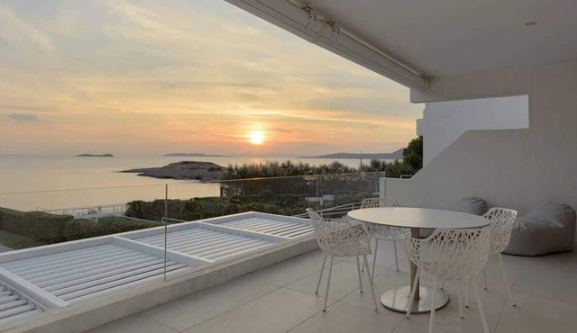 Beachfront Athenian Riviera 4BR 2 Kitchens in Athens