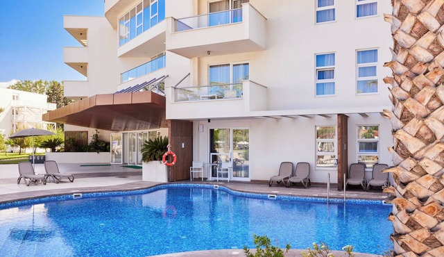 Beachfront Hotel! THREE Spacious 2BR Suites, Free Parking, Outdoor Pools!