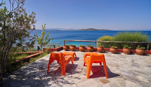 Beachfront villa with huge garden, 3br, Halkidiki in Tripiti