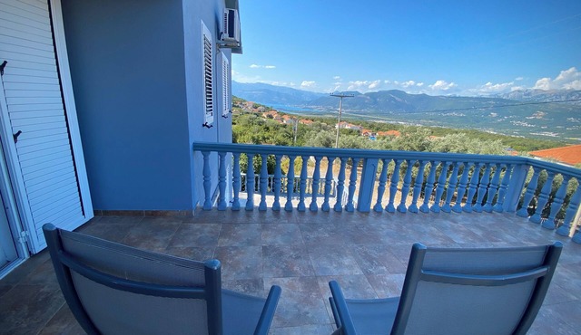 Beautiful 2-3 bed Apt, 360 sea/mountain views in spacious gardens. Pet friendly